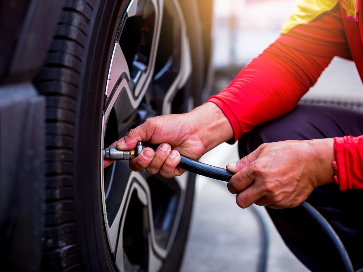 Mechanic inflating tire